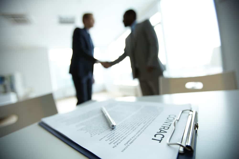 Two people shaking hands in agreement | Nevada Timeshare Cancellation