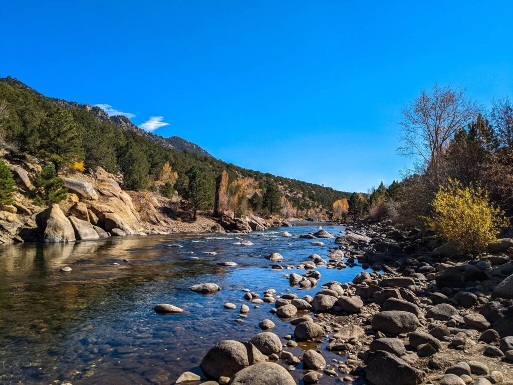 River flowing between rocks | Timeshare cancellation in Arkansas