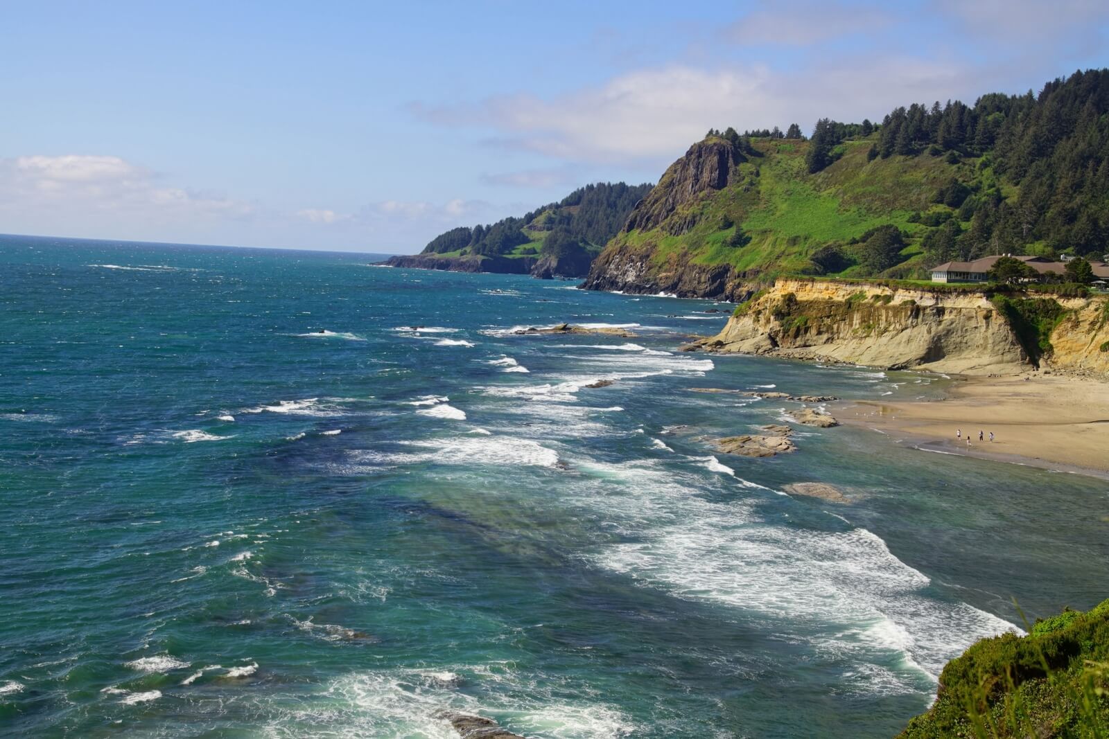 Rough ocean waves on the coast | Timeshare cancellation in Oregon