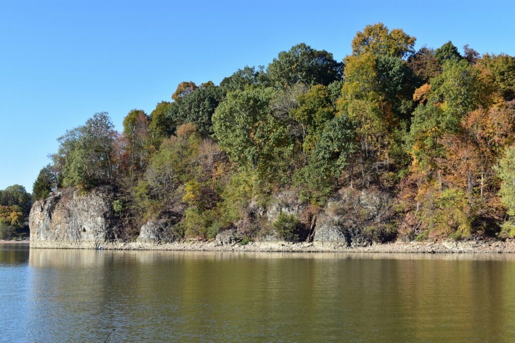 Autumn foliage by a lake | Kentucky timeshare cancellation