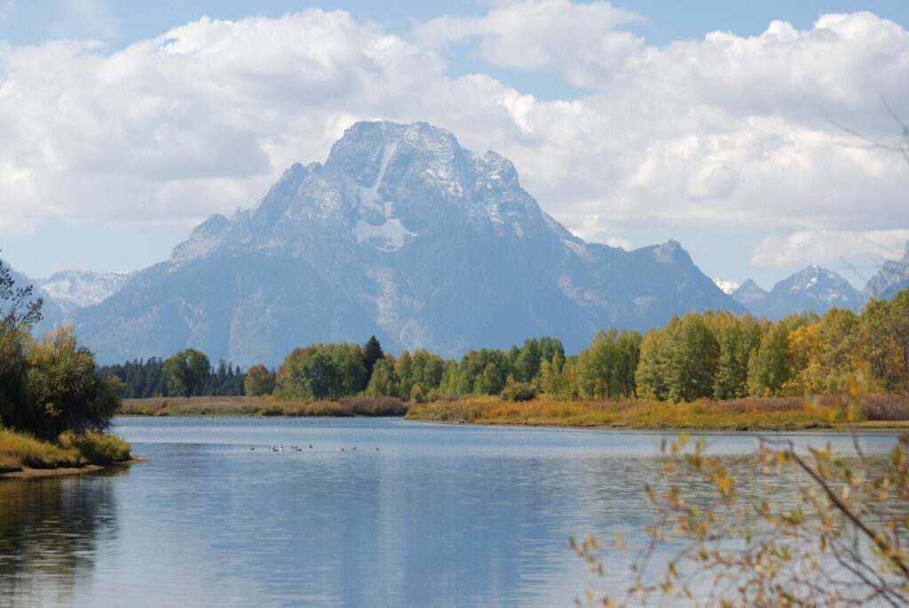 Mountainous landscape with a lake | Montana timeshare cancellation