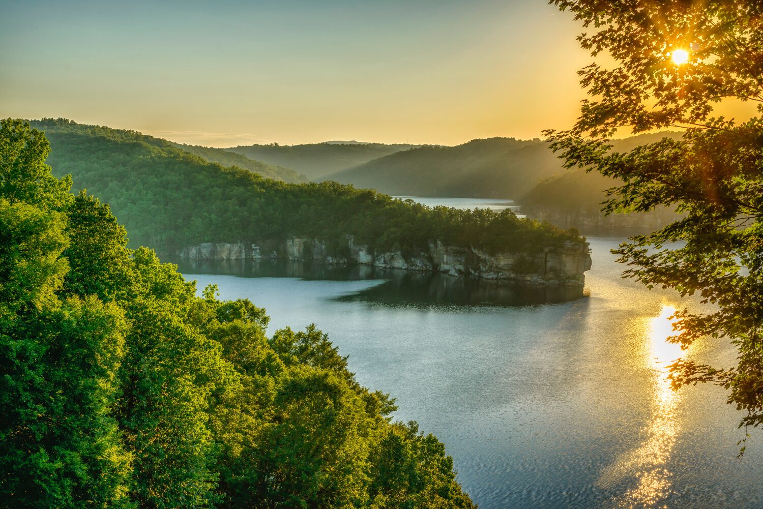 Sunset behind a lake | West Virginia timeshare cancellation