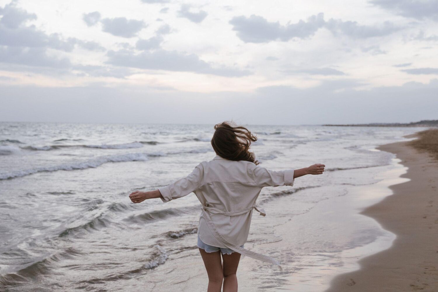Lady walking on the beach | Timeshare rescission period