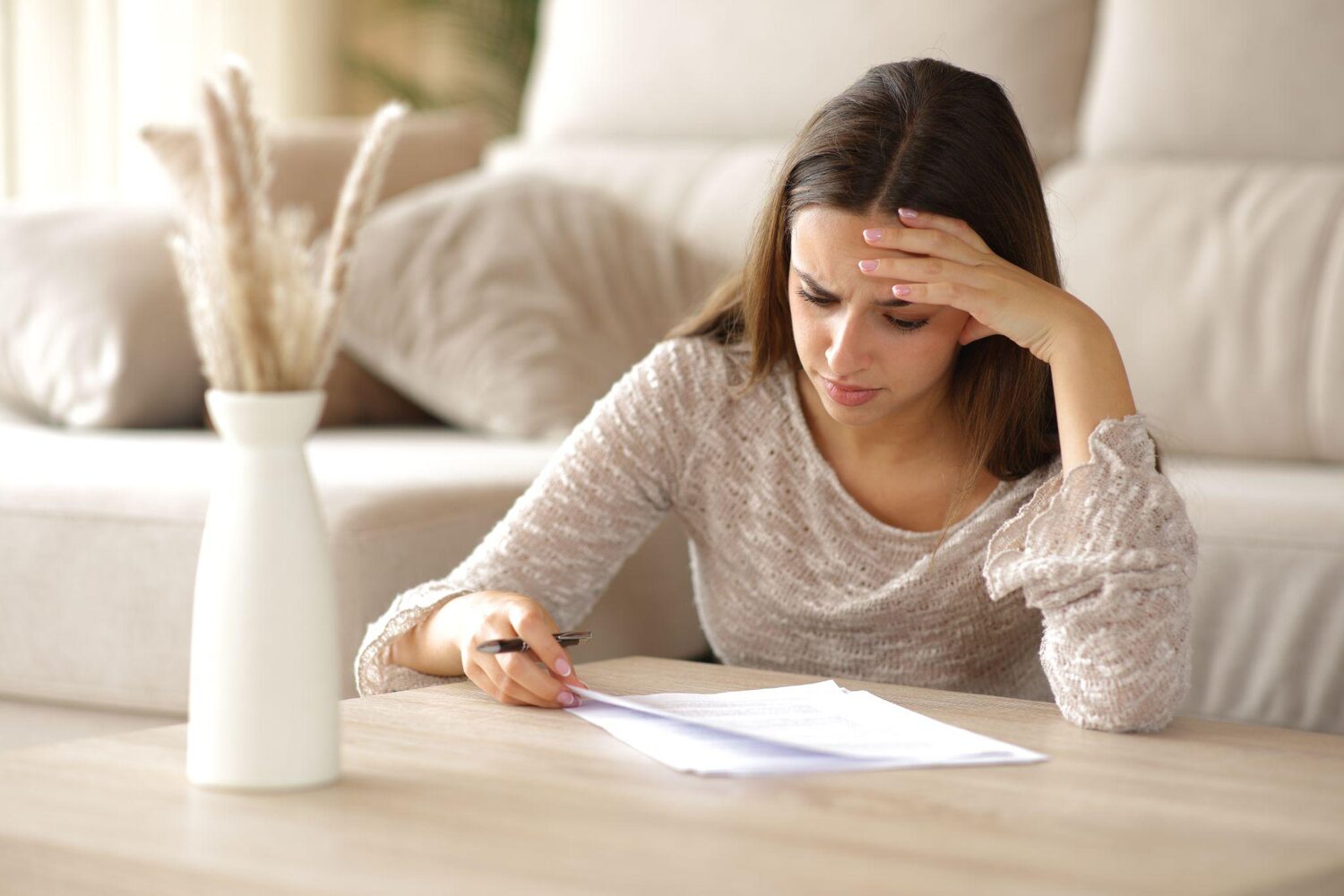 Confused woman reviewing her agreement | Timeshare rescission period