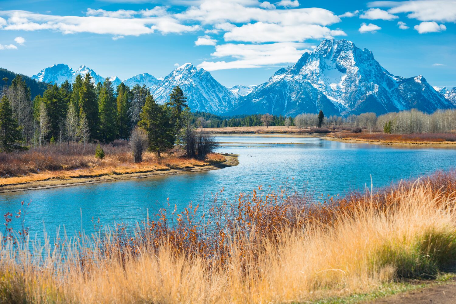 Lake in front of mountains in a park | Wyoming timeshare cancellation